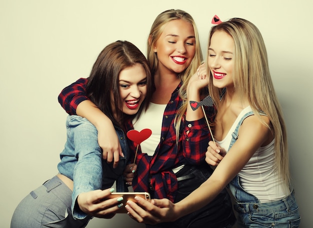 Levensstijl, geluk, emotioneel en mensenconcept: grappige meisjes, klaar voor feest, selfie