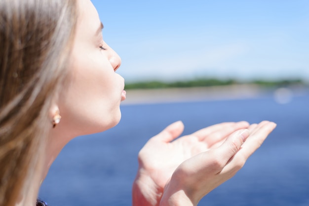 Foto levensstijl genieten van weer goede zonnige dag zonnebaden concept. bijgesneden close-up kant half gedraaide weergave foto portret van vrij schattige lieve mooie dame lucht kus verzenden naar het oceaanlandschap