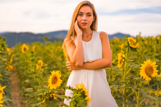 Levensstijl in de stad Pamplona, portret van een jonge blanke blonde in een veld met zonnebloemen