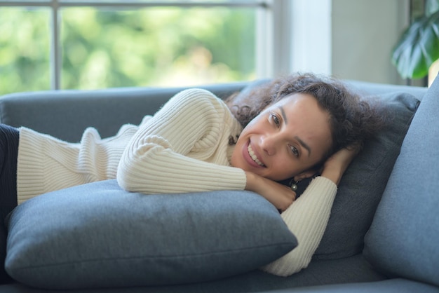 Levensstijl ontspant. Latijnse vrouw ontspannen op de bank.