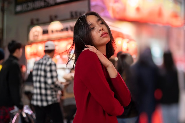 Foto levensstijl van de nacht in de stad met jonge vrouw