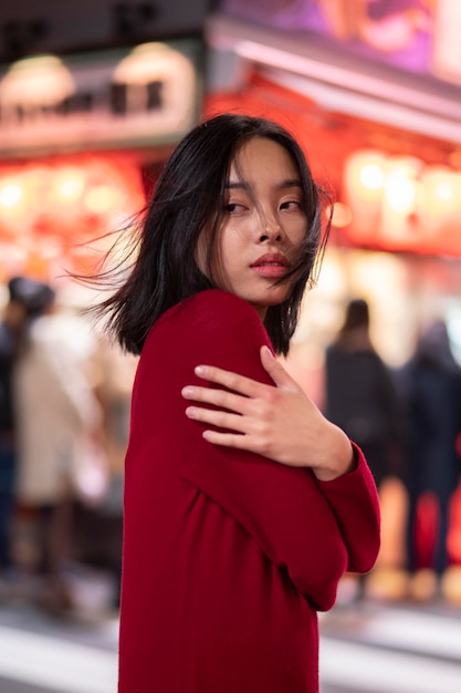 Foto levensstijl van de nacht in de stad met jonge vrouw