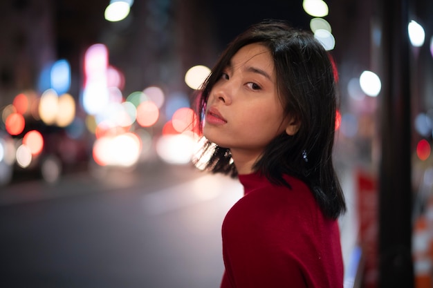 Foto levensstijl van de nacht in de stad met jonge vrouw