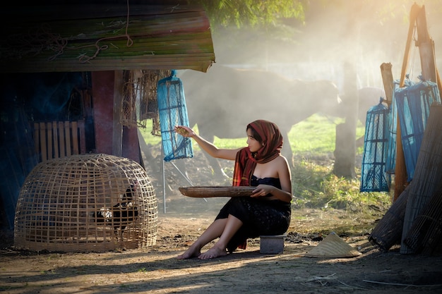 Levensstijl van landelijke Aziatische vrouwen in het gebiedsplatteland Thailand