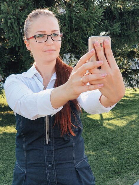 levensstijl zakenvrouw in het park met smartphone tijdens de lunch