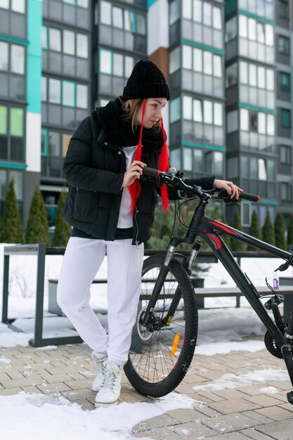 Levensstijlconcept blanke vrouw die in de winter op de fiets rijdt