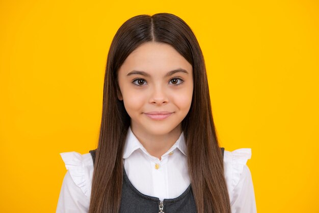 Levensstijlportret van een kindmeisje dat bij de dag van de camera glimlacht Gelukkige kinderdag