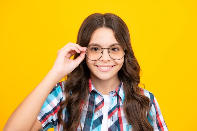 Levensstijlportret van een kindmeisje dat bij de dag van de camera glimlacht Gelukkige kinderdag