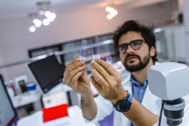 Levenswetenschapper die in laboratorium onderzoekt