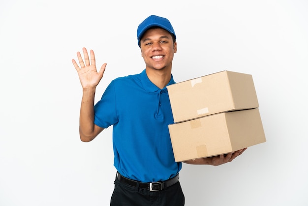 Levering Afro-Amerikaanse man geïsoleerd op een witte achtergrond die met de hand salueert met een gelukkige uitdrukking