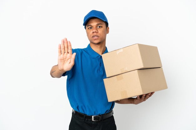 Levering Afro-Amerikaanse man geïsoleerd op een witte achtergrond stop gebaar maken