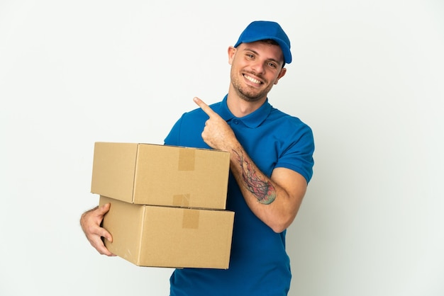 Levering blanke man geïsoleerd op een witte muur wijzend naar de kant om een product te presenteren