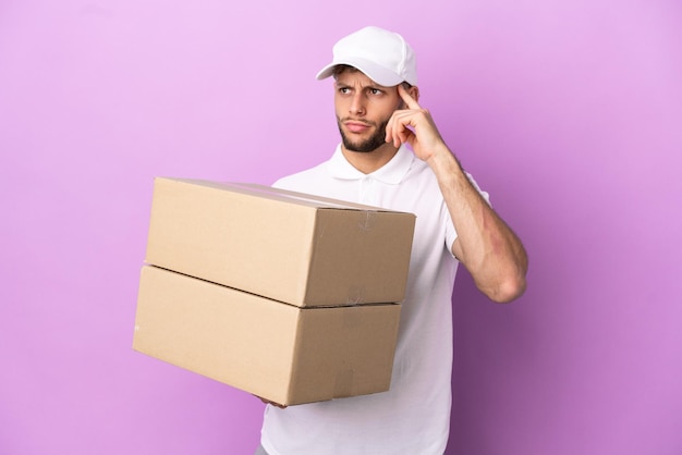 Levering blanke man geïsoleerd op paarse achtergrond met twijfels en denken