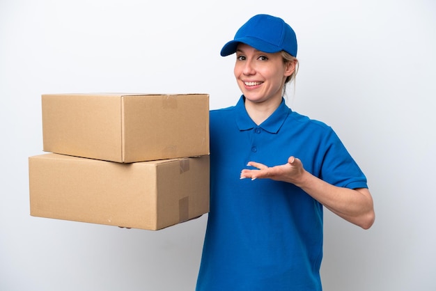 Levering blanke vrouw geïsoleerd op een witte achtergrond die de handen naar de zijkant uitstrekt om uit te nodigen om te komen