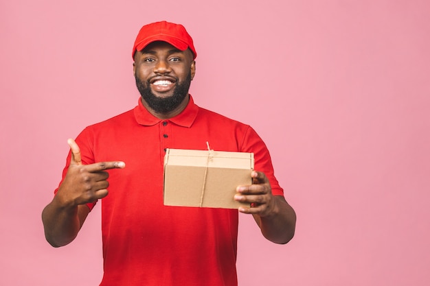 Levering concept. afro-amerikaanse levering zwarte man met pakket geïsoleerd op roze achtergrond.