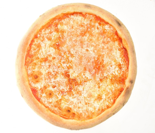Levering en traditionele Italiaanse keuken concept Pizza met rode saus en kaas geïsoleerd op witte achtergrond Pizza Margherita met extra kaas Afhaalmaaltijden met knapperige randen