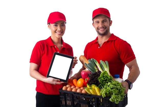 Levering foodservice team met zwarte mand voor verzending naar klant