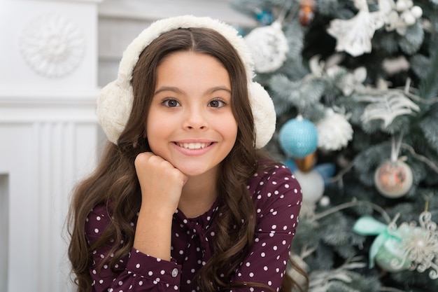 Levering kerstcadeaus. De ochtend voor Kerstmis. Jeugd. gelukkig klein meisje viert wintervakantie. gelukkig nieuwjaar. kersttijd. Familie. Kerststemming. Kerst is tijd om te geven.