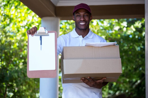 Levering man bedrijf pakket en klembord