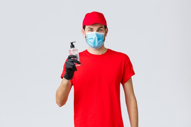 Levering man in een rode t-shirt met medische masker