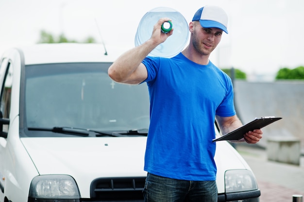 Levering man met klembord voor bestelwagen leveren flessen water