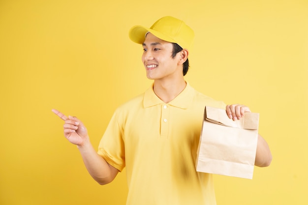 Levering man portret met boodschappentas, met de hand om te willen