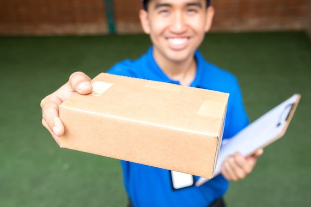 Levering man verzending van de doos naar klant