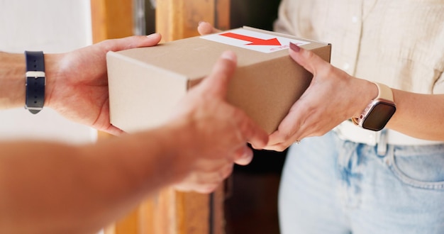 Levering man vrouw en handen met doos in huis voor online winkelen bestel pakketverdeling en veilige lading Logistieke toeleveringsketen of klant met koeriersdienst aan de voordeur voor e-commerce verkoop