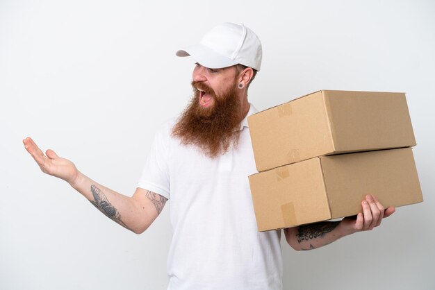 Levering roodachtige man geïsoleerd op een witte achtergrond met verrassingsuitdrukking terwijl hij naar de zijkant kijkt