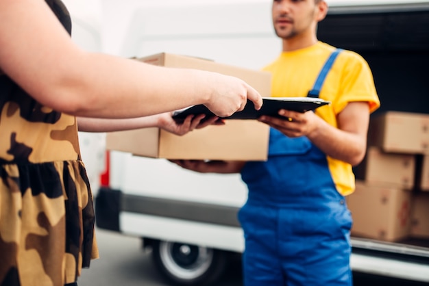 Foto levering van vracht, koerier geeft pakket aan de klant