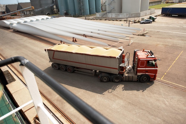 Levering vracht- en verzendingsvrachtwagen in een industriële productie- en distributiewerkplaats Exporttransportvrachtwagen van e-commercefabriek en industriële supply chain-productvoorraad bij een vrachtdepot