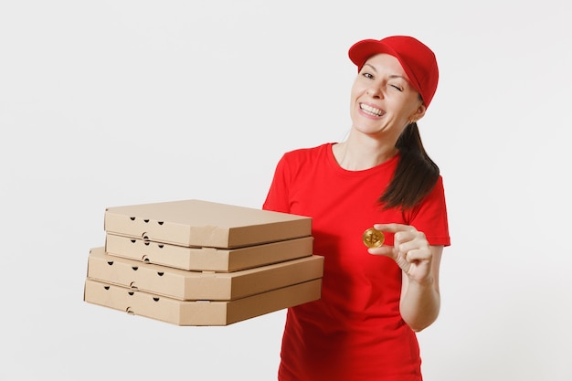 Levering vrouw in rode dop, t-shirt eten bestellen Italiaanse pizza in kartonnen flatbox dozen geïsoleerd op een witte achtergrond. Vrouwelijke pizzaman werkt als koerier met bitcoin, munt van gouden kleur.