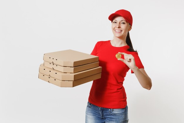 Levering vrouw in rode dop, t-shirt eten bestellen Italiaanse pizza in kartonnen flatbox dozen geïsoleerd op een witte achtergrond. Vrouwelijke pizzaman werkt als koerier met bitcoin, munt van gouden kleur.