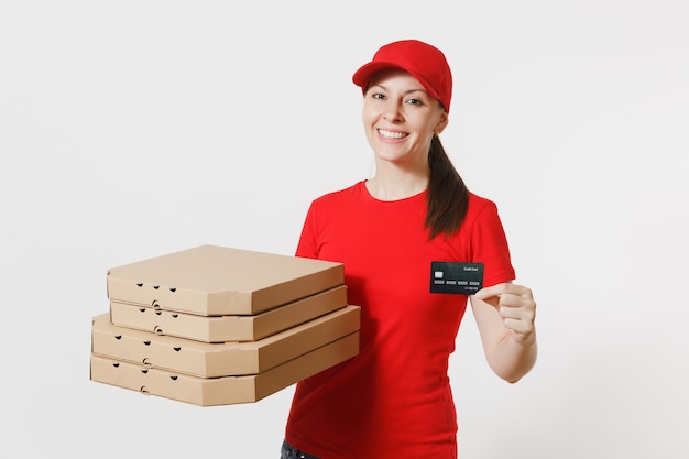 Levering vrouw in rode dop, t-shirt eten bestellen italiaanse pizza in kartonnen flatbox dozen geïsoleerd op een witte achtergrond. vrouwelijke pizzaman werkt als koerier met creditcard. serviceconcept.