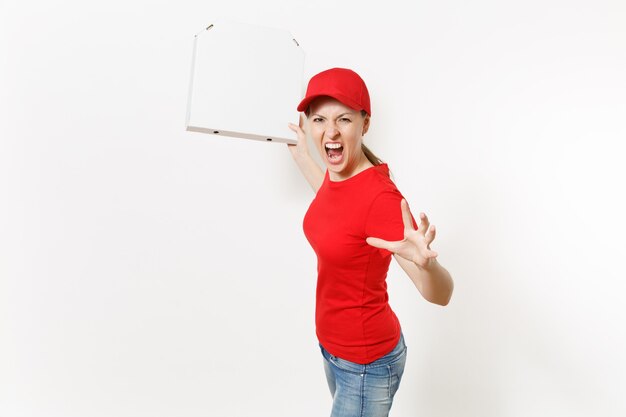 Levering vrouw in rode uniform geïsoleerd op een witte achtergrond. Boze vrouw in pet, t-shirt, spijkerbroek die werkt als koerier of dealer met Italiaanse pizza in kartonnen flatbox. Kopieer ruimte voor advertentie.