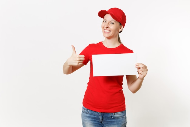 Levering vrouw in rode uniform geïsoleerd op een witte achtergrond. vrouwelijke koerier in pet, t-shirt, jeans met wit leeg blanco papier. ruimte advertentie kopiëren. plaats voor tekst of afbeelding. reclame gebied.