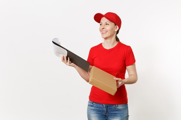 Levering vrouw in rode uniform geïsoleerd op een witte achtergrond. Vrouwelijke koerier in pet, t-shirt met pen, klembord met papieren document, blanco leeg vel, kartonnen doos. Pakket ontvangen. Ruimte kopiëren.