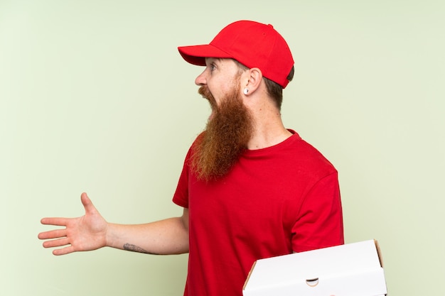 Leveringsmens met lange baard met verrassingsgelaatsuitdrukking