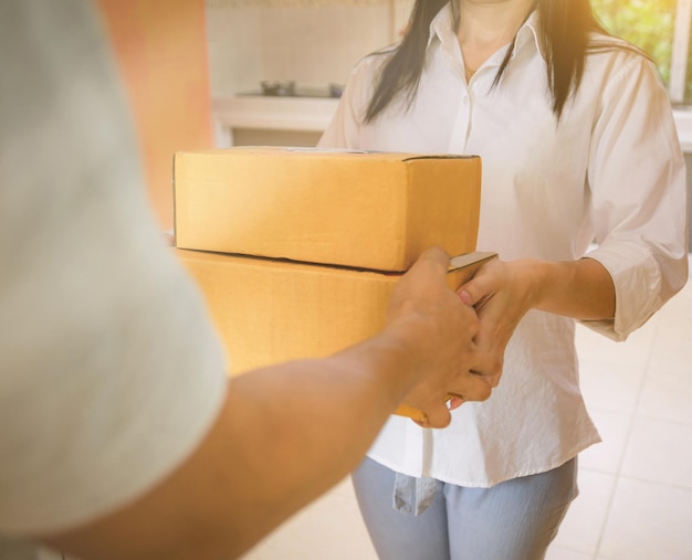 Leveringspersoneel uniform het overhandigen van een pakketdoos ontvangen pakket van de levering