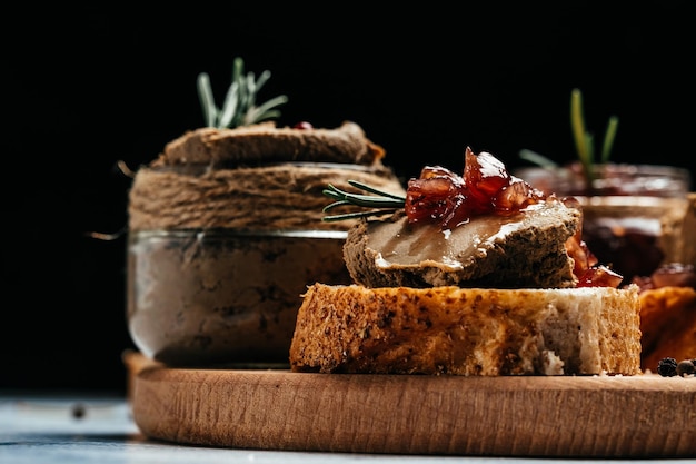 Leverpastei met jamconfituur van uienmarmelade verse zelfgemaakte kippenleverpastei met groenten restaurantmenu dieet kookboek recept