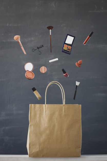 Левитационная фотография макияжа из сумки для покупок