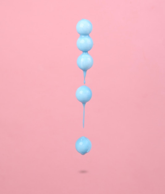 Leviterende ballen met druppelende verf op een roze achtergrond Minimale creatieve lay-out Concept art