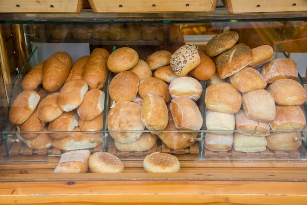 Lezen en broodjes op een vitrine