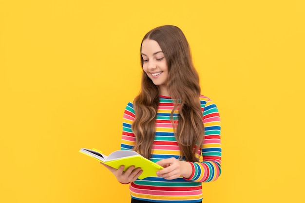 Lezen voor haar eigen plezier Gelukkig meisje lees boek Thuis lezen Schoolonderwijs