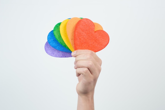 LGBT-concept. Hand op witte achtergrond met hart regenboogkleuren