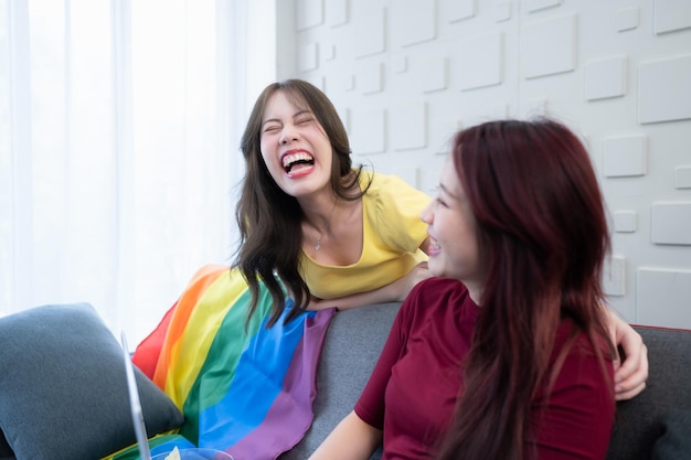 LGBT 커플은 편안한 삶을 살고 함께 즐겁게 즐기고 있습니다.