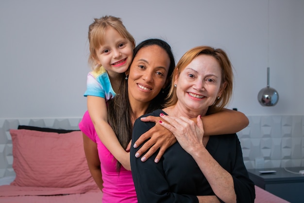Разнообразие ЛГБТ Лесбийская пара делает счастливые моменты со своей дочерью. Семейное понятие