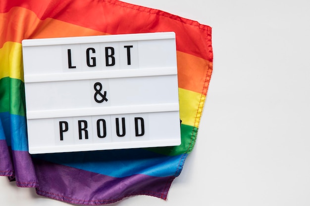 LGBT en trots lightbox-bericht op een LGBT gay pride-vlag