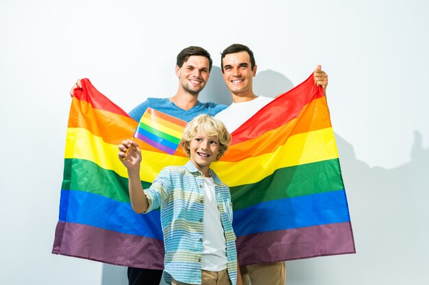 Lgbt-familie homopaar met geadopteerde zoon Homoseksuele ouders met hun kind dat plezier heeft thuis