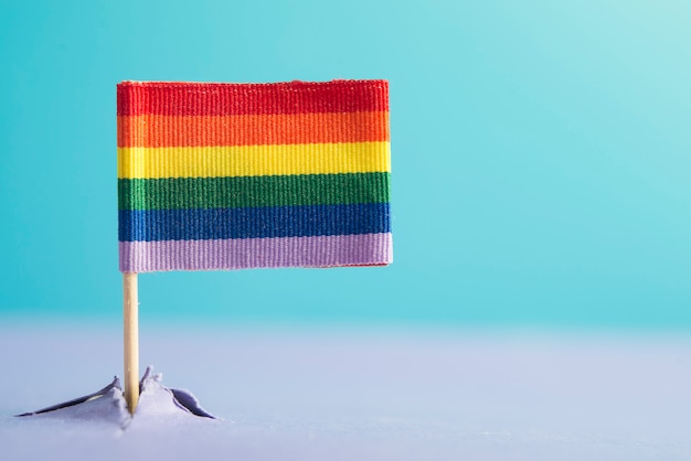 Флаг ЛГБТ, выходящий из горы (концепция)
